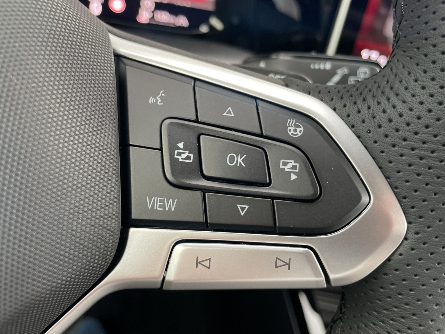 Golf VIII 1.5 eTSI DSG R-Line HUD/AHK/Kamera/ACC