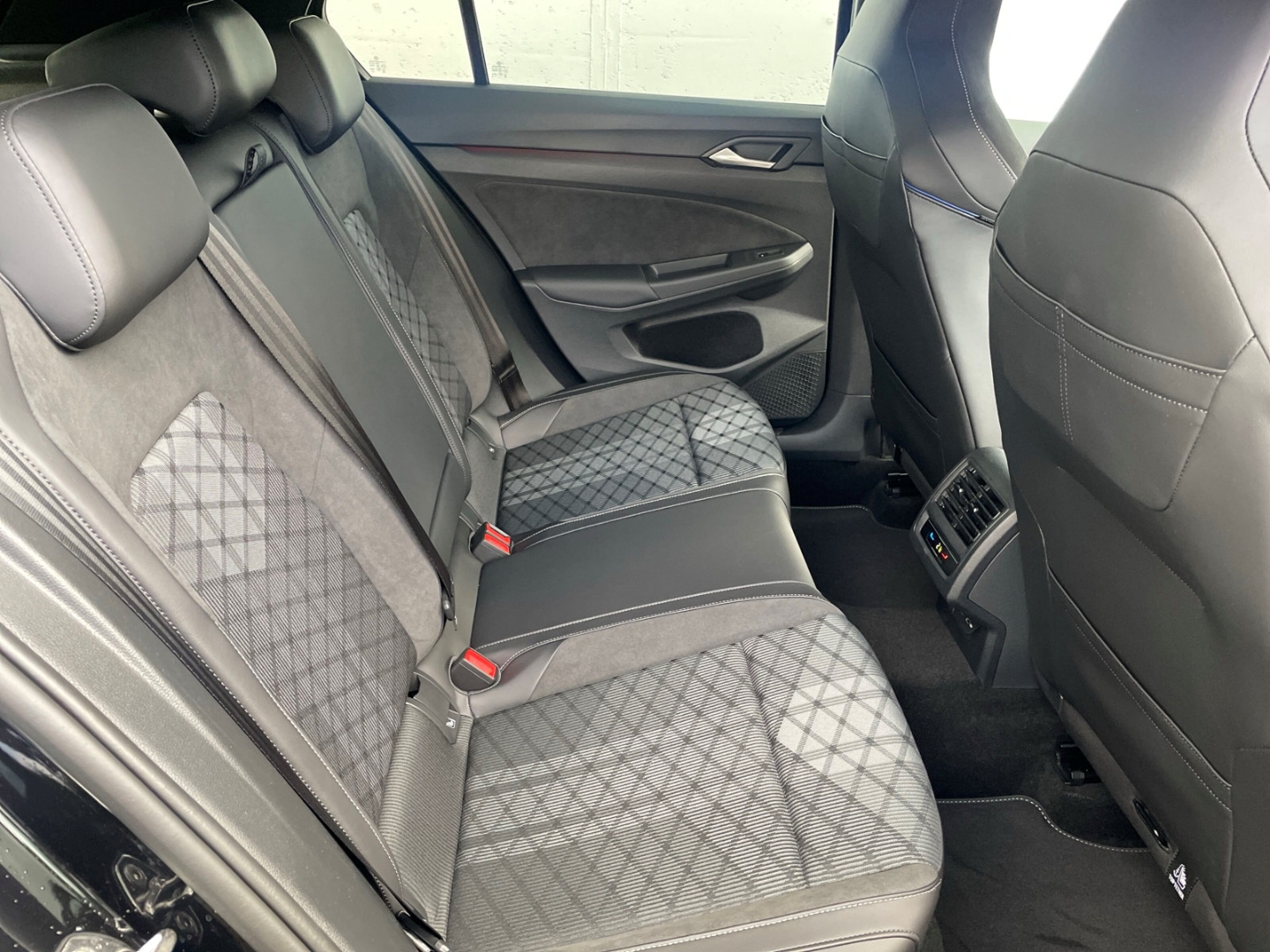 Golf VIII 1.5 eTSI DSG R-Line HUD/AHK/Kamera/ACC