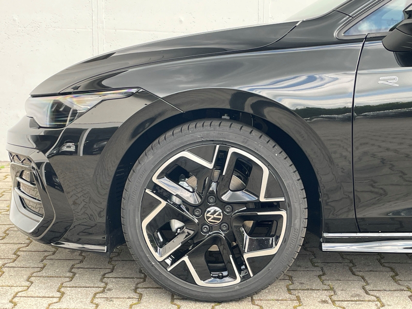 Golf VIII 1.5 eTSI DSG R-Line HUD/AHK/Kamera/ACC