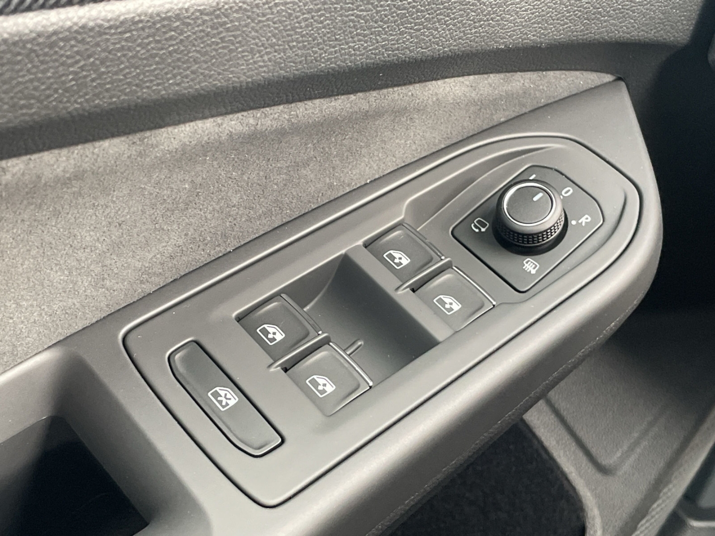 Golf VIII 1.5 eTSI DSG R-Line HUD/AHK/Kamera/ACC