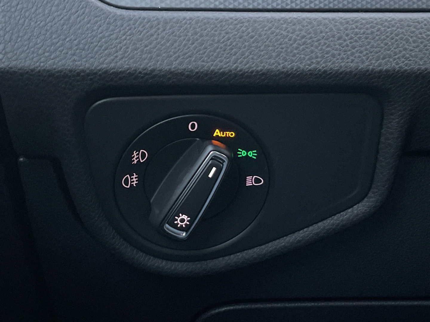 Touran 1.5 TSI DSG Active AHK/LED/Standhzg/Navi/Kamera/ACC/el.Heckklappe/