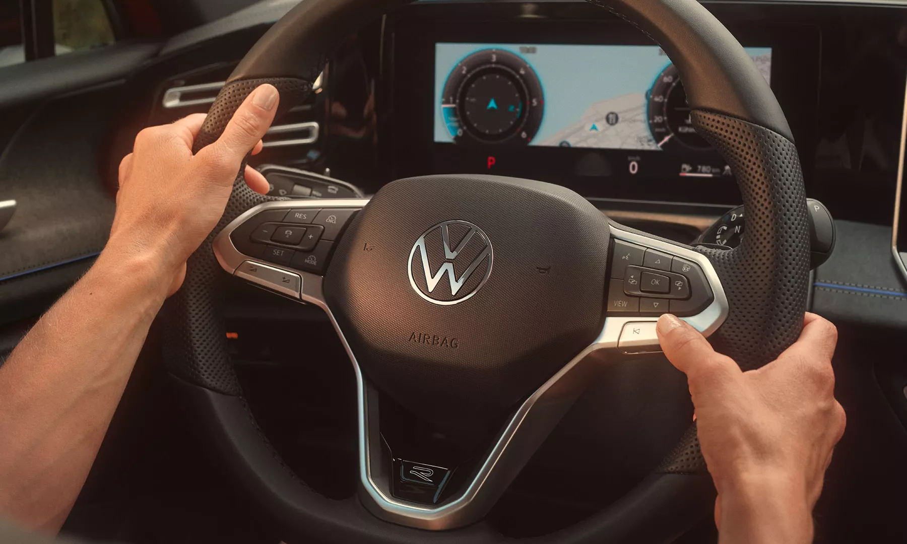 Innenraum und Lenkrad des Volkswagen Tiguan eHybrid